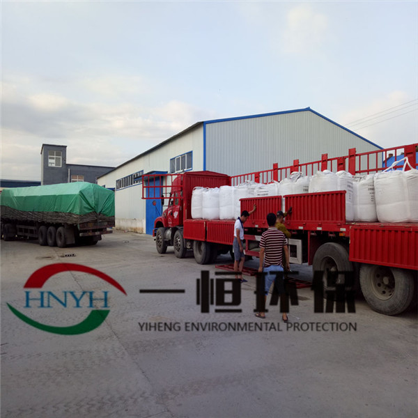 工作人员装车发货 工作人员装车发货